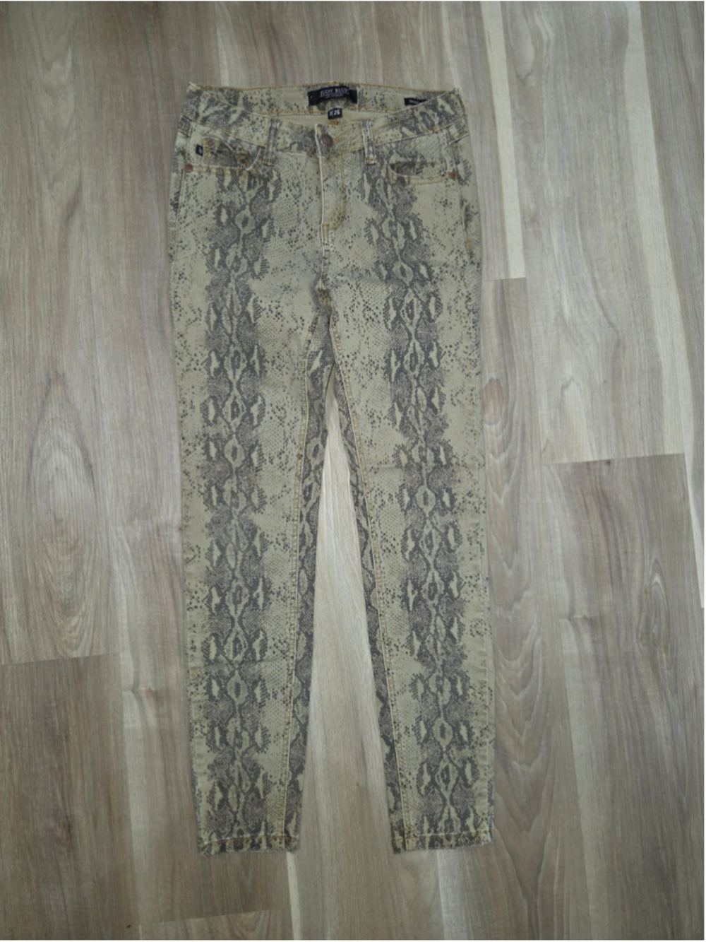 •Judy Blue• Women's Skinny Jeans Size 26 Beige Grey Snake Print